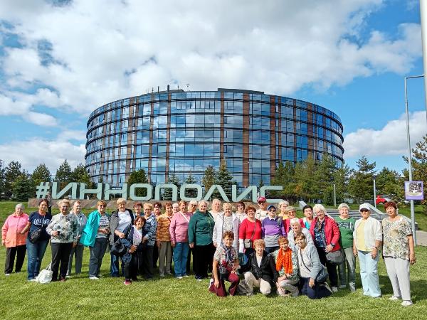 Наши ветераны – самые активные. С утра успели не только проголосовать, но и приготовили сотню банок варенья для наших бойцов СВО. 