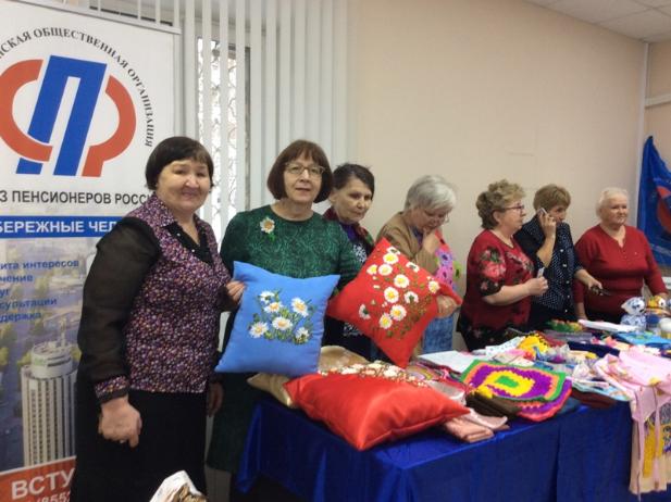 Челнинские пенсионеры - участники благотворительной ярмарки «От сердца к сердцу»