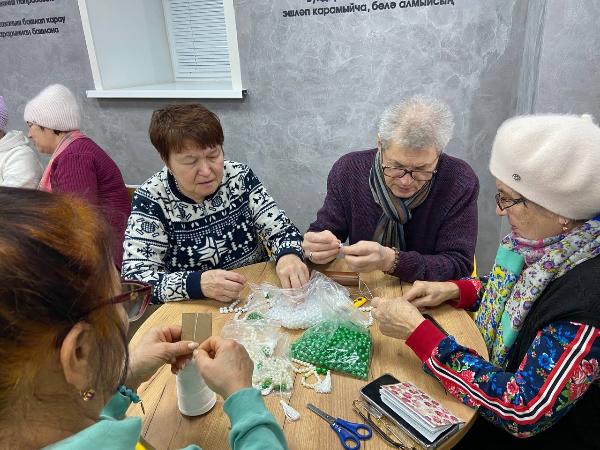 Плетение «браслетов жизни» для серебряных волонтеров г.Азнакаево