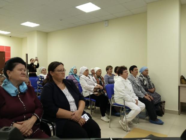 Бабушки и внуки собрались вместе