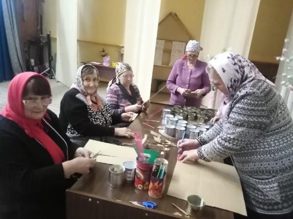 Активисты Урюмской первичной организации Тетюшского СПР готовят окопные свечи для участников СВО