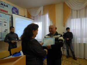 Вручение сертификатов выпускникам Вручение сертификатов выпускникам