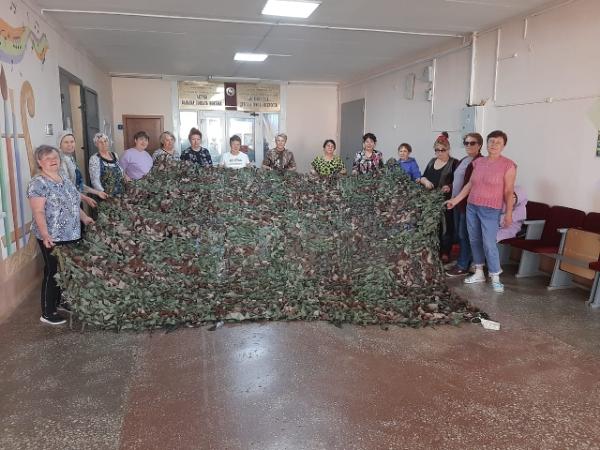 Актюбинские члены пенсионеры продолжают плести маскировочные  сетки