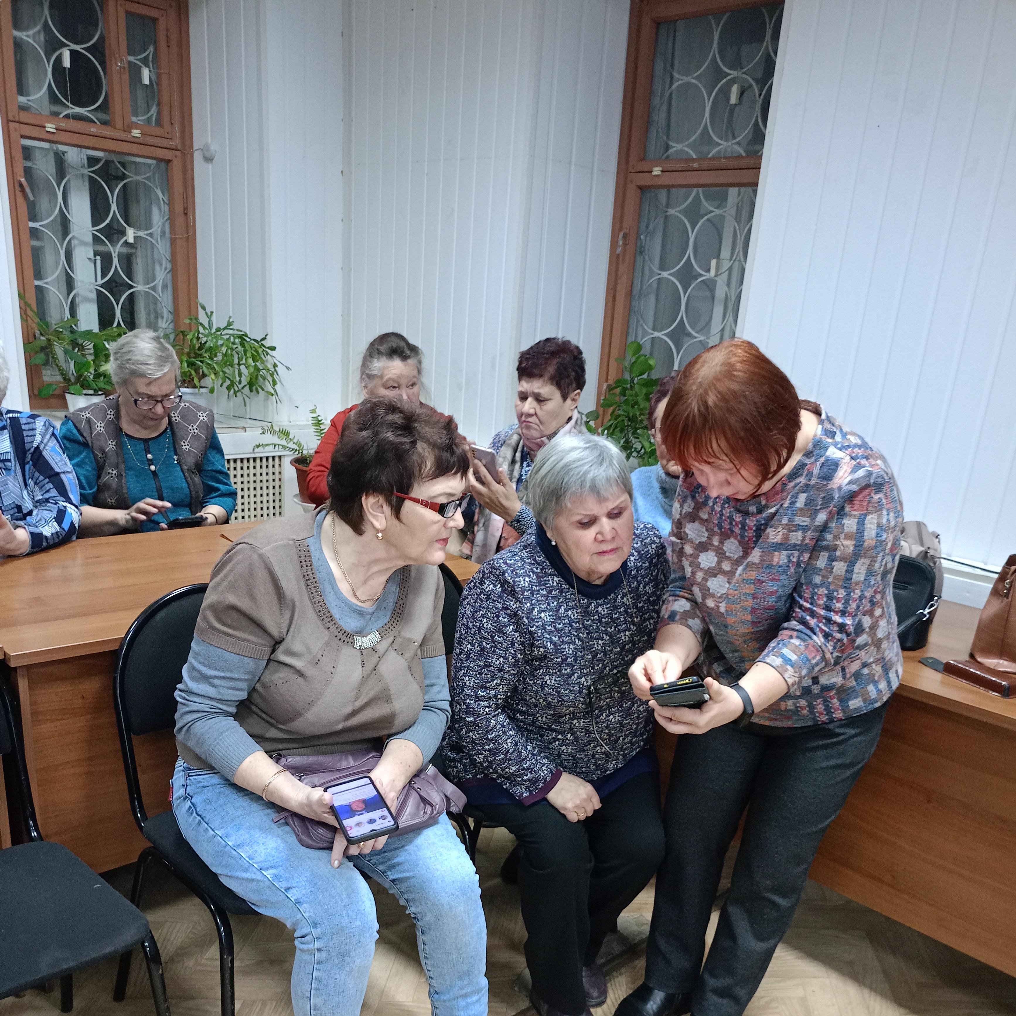 Тетюшские пенсионеры учатся работать на смартфоне