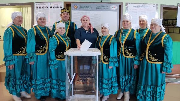 Народный фольклорный ансамбль “Омет” и русский народный хор «Калинушка» участвовали на выборах всем коллективом