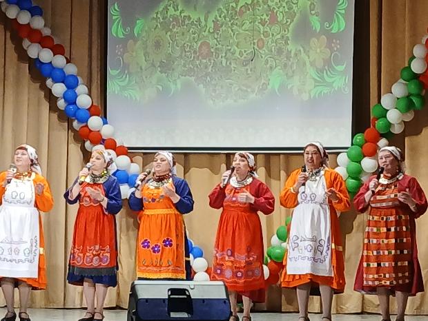 Выступления ансамблей «Рябинушка» и «Сударушка» в районном доме культуры