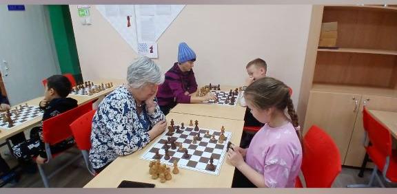 Шахматный мостик:когда за одной доской встречаются старшее и младшее поколения Шахматный мостик:когда за одной доской встречаются старшее и младшее поколения