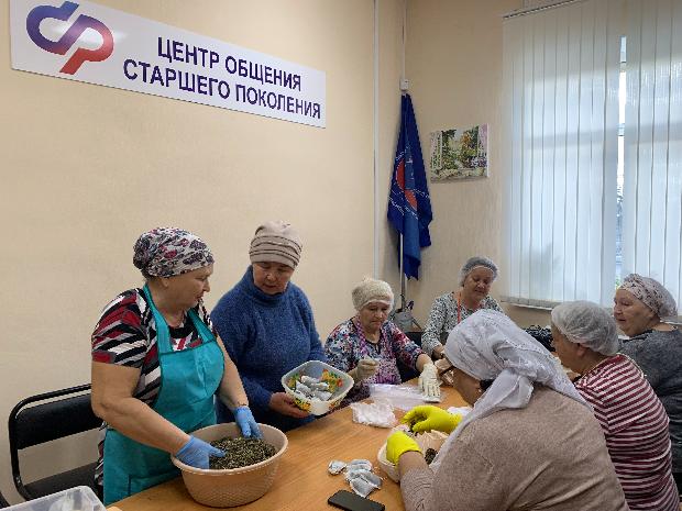Мамадышские волонтеры серебреного возраста продолжают готовить целебный чай для участников Специальной Военной операции