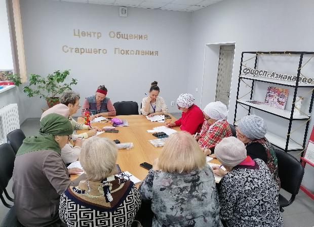 В Азнакаево серебряный возраст осваивают мобильное устройство.