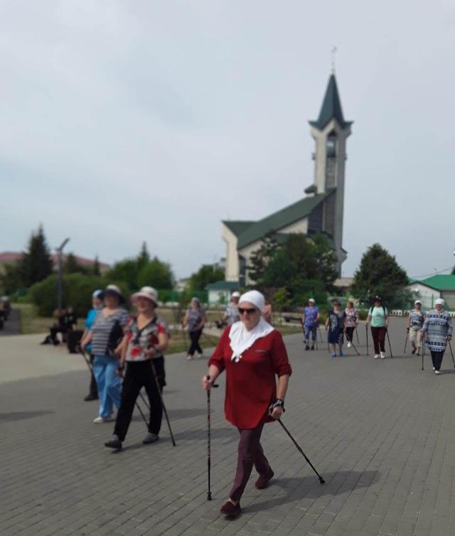 Мастер-класс по скандинавской ходьбе на берегу Камы