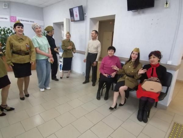 В преддверии предпраздничного дня сотрудники КС (на правах) отдела в Азнакаевском районе для  посетителей спели песню «День Победы»