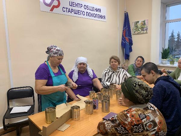 Мамадышские волонтеры серебряного возраста готовят окопные свечи для участников Специальной Военной операции