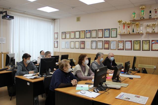 Серебряные студенты осваивают гаджеты