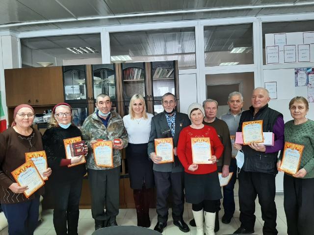  На стадионе "Энергия" провели турнир по шашкам и шахматам среди жителей старшего возраста