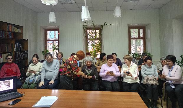 Пенсионеры научились устанавливать мобильные приложения на смартфон