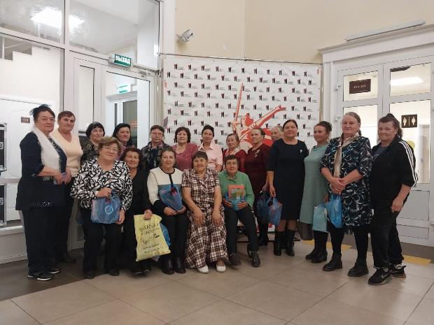 Экскурсия пенсионеров в театр имени Кариева