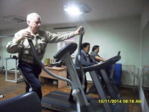 Пенсионеры в тренажерном зале