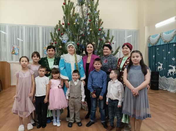 Новогодний праздник в приюте для детей и подростков