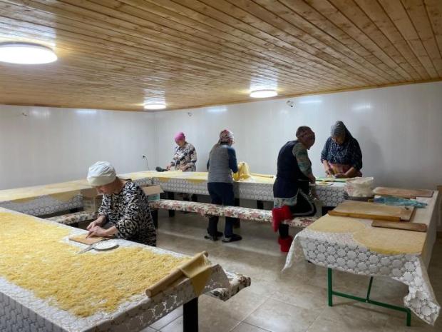 Резка домашней лапши для участников СВО