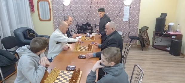 Члены Местного отделения Союза пенсионеров встретились за шахматным столом.