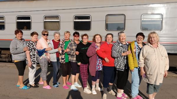 Не хочется им отпускать лето