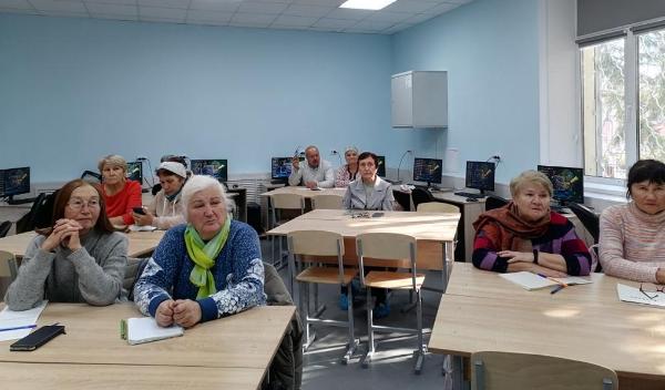 В г.Азнакаево открыли бесплатные курсы обучение компьютерной грамотности людей старшего возраста 