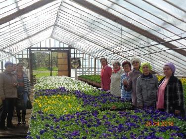 Пенсионеры на экскурсии в Набережночелнинском Горзеленхозе