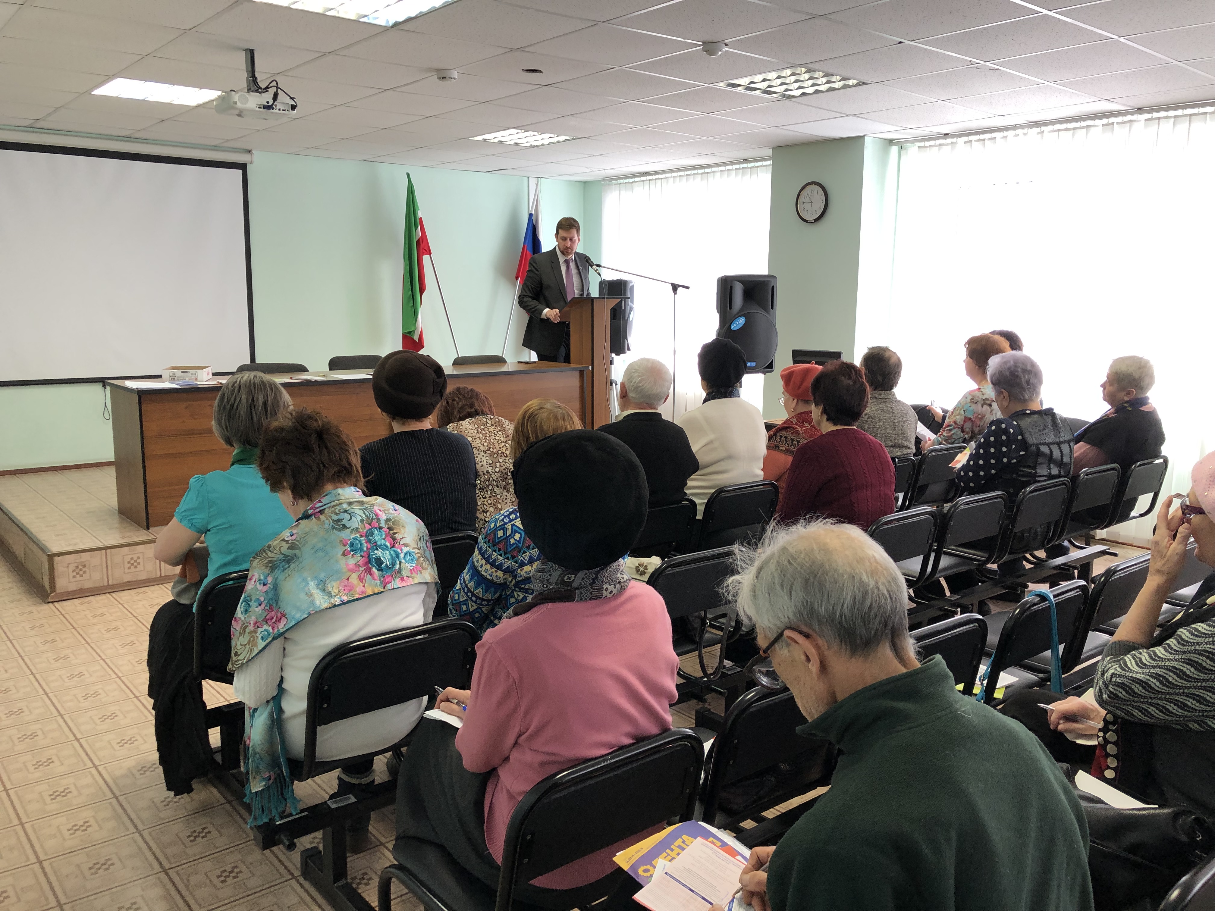 Пенсионеры  изучают  права  потребителей в сфере оказания жилищно-коммунальных услуг 