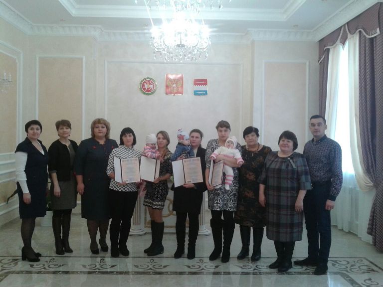 Вручение сертификатов на материнский(семейный) капитал