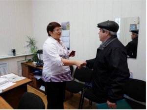 Торжественное вручение пенсионного удостоверения Торжественное вручение пенсионного удостоверения