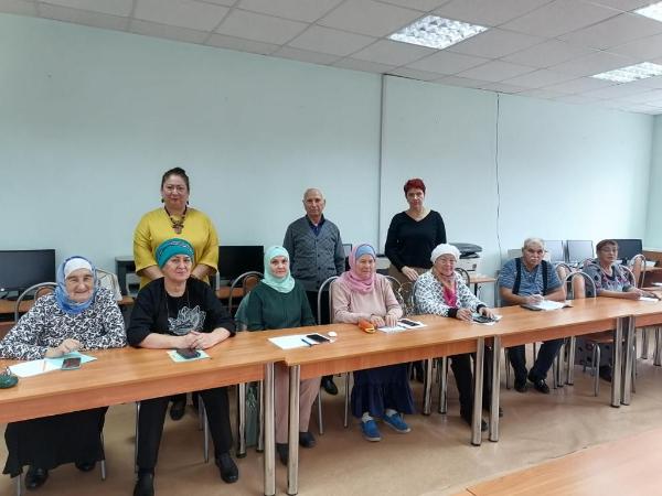 Азнакаевские пенсионеры осваивают  мобильную грамотность