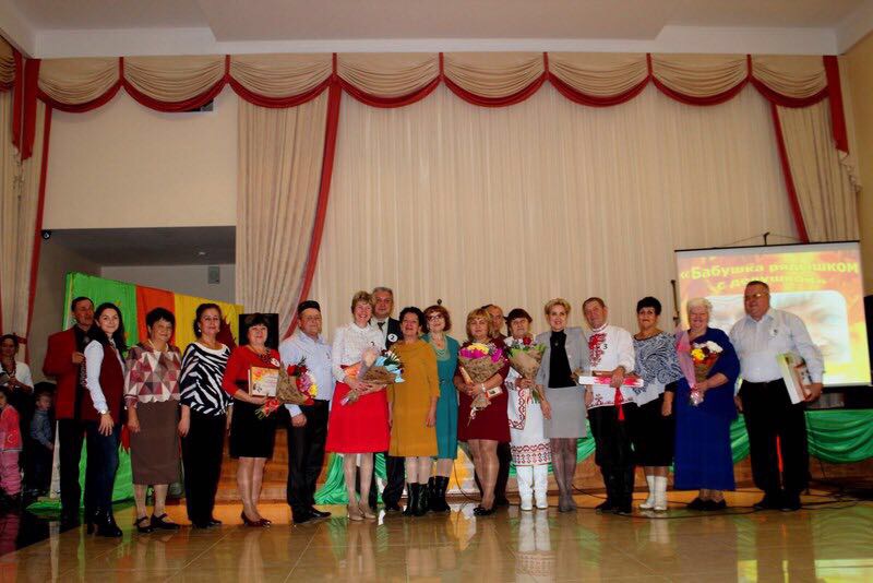 Бабушка рядышком с дедушкой