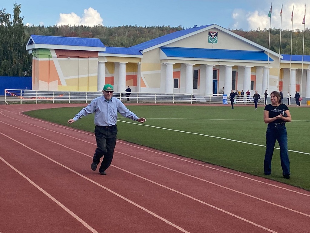 Кросс нации.Лениногорск4. Самый возрастной участник,84 года.jpg